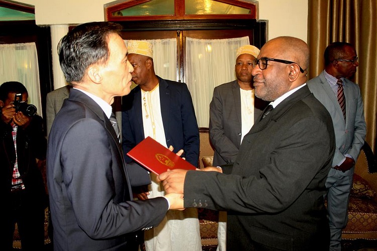 image Relations sino-comoriennes / L'ambassadeur He Yanjun prend fonction